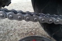 La manutenzione della catena della moto